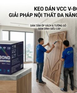 Ảnh tại công trình đang thi công, thể hiện các công nhân đang sử dụng Keo dán nội thất đa năng VCC V-Bond để gắn tấm ốp tường gỗ và gương kính lớn. Chai keo VCC V-Bond 300ml nổi bật ở phía trước với các dòng văn bản quảng cáo về tính năng bám dính siêu cấp và an toàn cho gương.