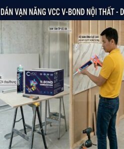 Người thợ đang sử dụng súng bắn keo VCC V-Bond nội thất để thi công dán tấm ốp vân đá lên khung gỗ tại công trình. Ảnh mô tả sản phẩm chai keo 300ml, thùng 24 chai và logo VCC Happy Cooperation với các đặc tính bám dính cực cao và dán nhanh lập tức.