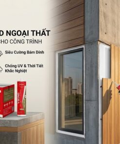 Nhân viên thi công dùng súng bắn keo dán xây dựng Japseal V-Bond Ngoại Thất vỏ đỏ dán tấm ốp đá facade lên tường ngoài trời. Hình ảnh hiển thị thùng sản phẩm, logo VCC, và các biểu tượng tính năng như chịu nhiệt -20°C đến 110°C, chống UV, bám dính siêu cường.