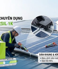 Người thợ đang thi công bôi keo VCC PVSOLARSIL 1K vào hộp nối của tấm pin năng lượng mặt trời trên mái nhà, phía trước là thùng sản phẩm và túi keo silicone VCC PVSOLARSIL 1K.