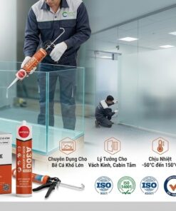 Nhân viên kỹ thuật đang thi công keo silicone Japseal A300 trên bể cá khổ lớn và vách kính văn phòng, sản phẩm đạt chứng nhận EN 15651-1 và tiêu chuẩn khí thải A+.