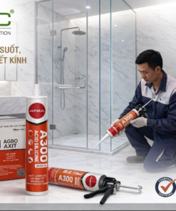 Nhân viên kỹ thuật VCC đang thi công keo silicone axit Japseal A300 cho vách kính cabin tắm hiện đại, sản phẩm có độ trong suốt cao, đạt chuẩn EN 15651-1 và tiêu chuẩn khí thải A+.