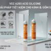 Một Chai Keo Silicone Axit Vcc A200 Nhãn Cam đặt Cạnh Mối Nối Kính Cường Lực Không Khung Và Chậu Sứ Trong Phòng Tắm Thể Hiện đường Keo Trong Suốt Mịn Màng Trên Kính Và Gốm  Vcc Sealant   Sản Xuất Phân Phối Keo Silicone Và Chất Kết Dính Chuyên Nghiệp