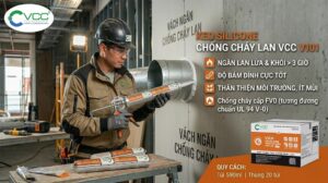 Thợ thi công sử dụng súng bắn keo xúc xích trám keo silicone chống cháy lan VCC V101 màu trắng quanh đường ống xuyên tường đạt chuẩn chống cháy lan trên 3 giờ và cấp FV0.
