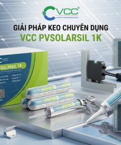 Ảnh keo VCC PVSOLARSIL 1K với đầy đủ bao bì và phụ kiện thi công trên nền tấm pin mặt trời, hiển thị các thông số kỹ thuật về cách điện, chống thấm và độ đàn hồi.