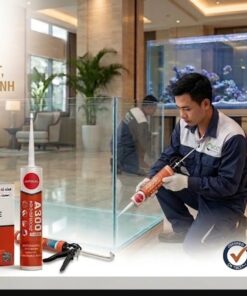 Nhân Viên Kỹ Thuật Vcc đang Sử Dụng Súng Bắn Keo Thi Công Keo Silicone Japseal A300 Trên Một Bể Cá Cảnh Lớn Phía Trước Có Thùng Keo A300 Chai Keo Lẻ Thước Cuộn Sản Phẩm đạt Chứng Nhận En 15651 1 Và Tiêu Chuẩn Khí Thải A+  Vcc Sealant   Sản Xuất Phân Phối Keo Silicone Và Chất Kết Dính Chuyên Nghiệp