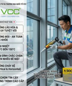 Một thợ thi công đang bơm keo silicone trung tính JAPSEAL A500 VCC vào khung cửa kính tòa nhà cao tầng, kèm theo danh sách các tính năng sản phẩm ở bên trái.
