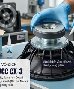 Kỹ thuật viên đang tra keo từ tính VCC CX-3 dạng lỏng để kết dính nam châm và khung củ loa, đảm bảo độ thẩm thấu cao và chịu lực văng ly tâm.
