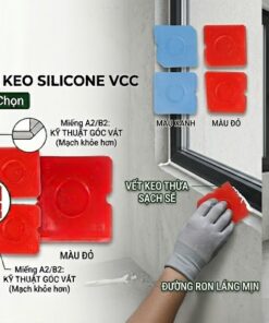 Bộ 4 miếng nhựa miết keo silicone VCC màu đỏ và xanh dùng trong thi công cửa sổ. Hình ảnh thợ đeo găng tay VCC đang miết đường ron silicone khung cửa láng mịn, sạch keo thừa bằng kỹ thuật góc vát A2/B2.