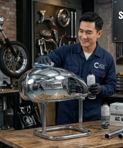 Kỹ thuật viên đang thi công sơn phủ crom bạc AC 4 lên bình xăng xe máy lớn, tạo lớp mạ gương sáng bóng đồng nhất trong xưởng độ xe.