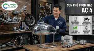 Kỹ thuật viên đang thi công sơn phủ crom bạc AC 4 lên bình xăng xe máy lớn, tạo lớp mạ gương sáng bóng đồng nhất trong xưởng độ xe.