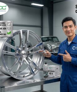 Thợ kỹ thuật đang thi công xịt sơn phủ Crom bạc AC 4 lên vành bánh xe ô tô tạo hiệu ứng gương sáng bóng 90% tại xưởng.