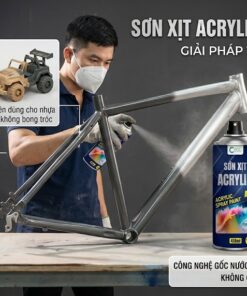 Nhân viên kỹ thuật đang thi công sơn xịt Acrylic AS 1 của VCC lên khung xe đạp, minh họa khả năng bám dính trên kim loại, nhựa ABS và gỗ.