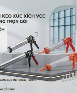 Bộ Sản Phẩm Súng Bắn Keo Xúc Xích Vcc Chuyên Dụng Cho Các Loại Túi Keo Dạng Xúc Xích Dung Tích 300ml Và 600ml Hình ảnh Trưng Bày Các Loại Súng Sắt Thân Nhôm Màu Bạc nổi Bật Với độ Bền Cao Piston Kín Khí Cò Ngắt Tiết Kiệm Keo Và Súng Nhựa Màu Cam tiện Dụng Nhẹ Tay Có Hai Túi Keo Xúc Xích Vỏ Xanh Và Các Phụ Kiện Vòi Phun Keo Dao Cạo Keo Có Logo Vcc Bối Cảnh Không Gian Hiện đại Với Vách Kính Nhà Cao Tầng Và Tấm Pin Năng Lượng Mặt Trời Văn Bản Trong ảnh Ghi dÒng SÚng BẮn Keo XÚc XÍch Vcc   GiẢi PhÁp Thi CÔng HiỆu QuẢ  Vcc Sealant   Sản Xuất Phân Phối Keo Silicone Và Chất Kết Dính Chuyên Nghiệp