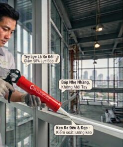 Thợ thi công đang sử dụng súng bắn keo trợ lực VCC chuyên nghiệp để bơm keo lên mặt dựng kính công trình cao tầng.