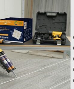 Súng điện bắn keo chít mạch epoxy 2 thành phần VCC E102 đang thi công đường ron gạch sắc nét tại công trình chuyên nghiệp.