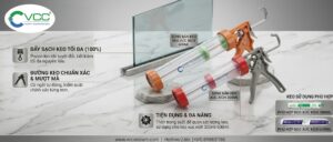 Ảnh súng bắn keo xúc xích VCC (300ml và 600ml), hiển thị logo VCC, hai khẩu súng bắn keo, và các khối văn bản liệt kê các tính năng như đẩy sạch keo 100%, đường keo chuẩn xác, và tính đa năng cho các túi keo. Phía sau súng là nền studio sạch sẽ với sàn bê tông.