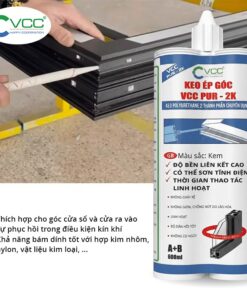 Thợ Thi Công đang Bơm Keo ép Góc 2 Thành Phần Vcc Pur 2k Vào Góc Cửa Nhôm Xingfa  Vcc Sealant   Sản Xuất Phân Phối Keo Silicone Và Chất Kết Dính Chuyên Nghiệp