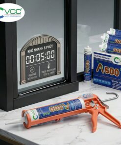 Súng Bắn Keo Cùng Chai Keo Silicone Trung Tính Vcc A500 Plus Bên Cạnh Một đường Keo Khô Nhanh Trên Khung Cửa Nhôm Kính Màu đen Trong Một Bối Cảnh Studio Chuyên Nghiệp Với đồng Hồ đếm Ngược 5 Phút  Vcc Sealant   Sản Xuất Phân Phối Keo Silicone Và Chất Kết Dính Chuyên Nghiệp