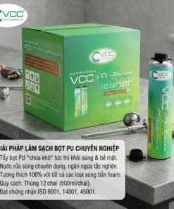 Ảnh VCC PU Foam Cleaner gồm chai xịt 500ml và thùng 12 bình trên nền bê tông hiện đại, minh họa tính năng tẩy bọt PU chưa khô và vệ sinh súng bắn foam đạt chuẩn ISO.