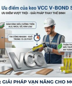 Hình ảnh chụp tại công trình xây dựng, công nhân sử dụng keo VCC V-Bond S bôi lên Mica chữ nổi. Xung quanh là biển quảng cáo lớn, tường ốp gỗ. Các nhãn thông tin chỉ vào: 'Bám dính siêu cường', 'Thay thế đinh', 'Chịu thời tiết', 'Thân thiện môi trường'.