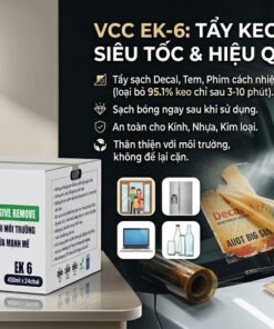 Hình ảnh kỹ thuật viên đang sử dụng bình xịt tẩy keo VCC EK-6 để loại bỏ lớp decal cũ trên kính ô tô, bên cạnh là thùng sản phẩm VCC chính hãng.