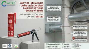 Hình ảnh keo chống cháy lan VCC V102 dạng chai trắng và bối cảnh thi công bịt lỗ mở kỹ thuật xuyên tường ngăn khói và lửa lan truyền cho hệ thống ống gió kim loại và bó cáp kỹ thuật, đạt chuẩn EI60. Hiển thị các ưu điểm bám dính tốt, sơn phủ được, an toàn, và các chứng nhận SGS, ASTM, khí thải A+.