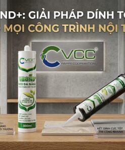 Súng bắn keo đang thi công keo V-Bond+ VCC trên tấm vật liệu, phía sau là kệ trưng bày các mẫu gỗ và đá nội thất cao cấp.