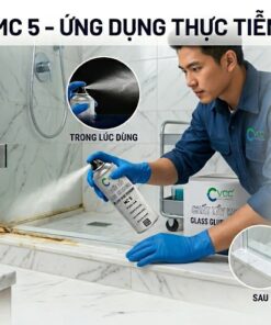 Thợ kỹ thuật đang sử dụng chai xịt MC 5 để tẩy sạch keo silicone cũ trên đường ron gạch nhà tắm, minh họa các ứng dụng trên kính, khung nhôm và xe ô tô.