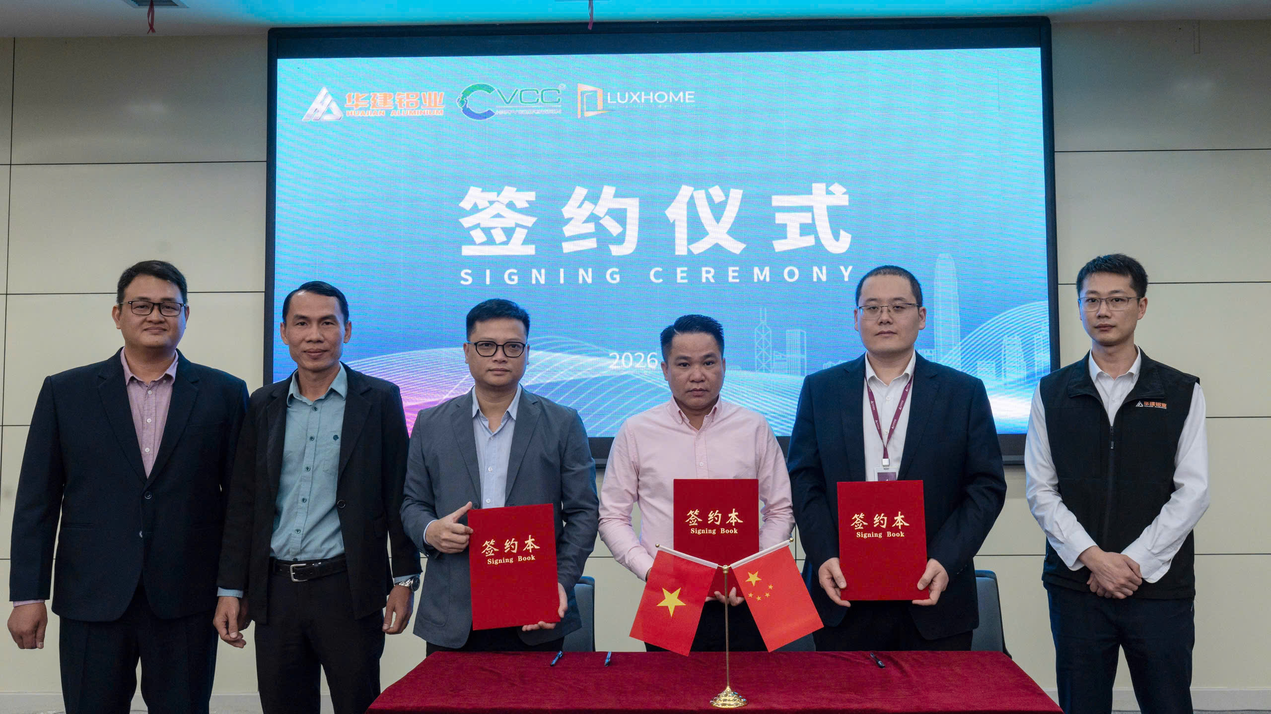 Đại diện ban lãnh đạo VCC hợp tác với Huajian thực hiện ký kết biên bản ghi nhớ đối tác chiến lược toàn diện tại buổi lễ trang trọng.