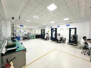 Đội ngũ kỹ sư Hualv đang vận hành hệ thống máy thử nghiệm cơ lý tính và chất lượng keo tại phòng R&D.