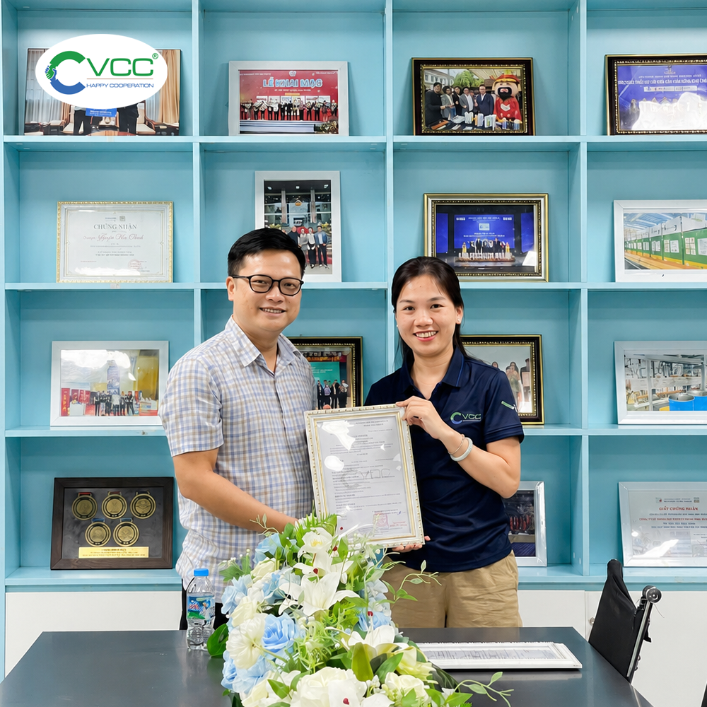 Đại Diện Ban Lãnh đạo Công Ty Vcc Trao Quyết định Bổ Nhiệm Nhân Sự Chủ Chốt Cho Bà Đoàn Thị Hảo Giữ Chức Quyền Phụ Trách Bộ Phận Bán Hàng Và Dịch Vụ Khách Hàng  Vcc Sealant   Sản Xuất Phân Phối Keo Silicone Và Chất Kết Dính Chuyên Nghiệp