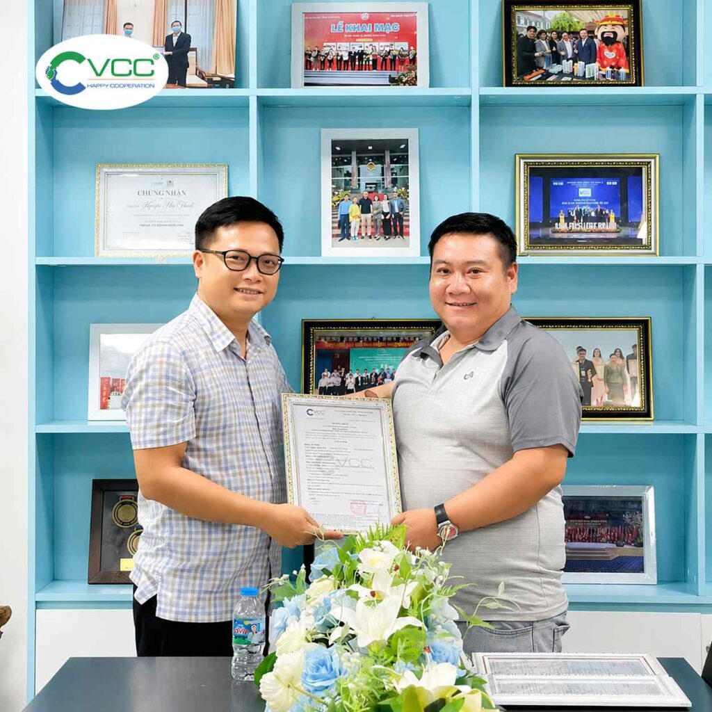 Đại Diện Ban Lãnh đạo Công Ty Vcc Trao Quyết định Bổ Nhiệm Nhân Sự Chủ Chốt Cho ông Lê Đặng Ngọc Hoàng Giữ Chức Quyền Giám đốc Chi Nhánh Miền Nam  Vcc Sealant   Sản Xuất Phân Phối Keo Silicone Và Chất Kết Dính Chuyên Nghiệp