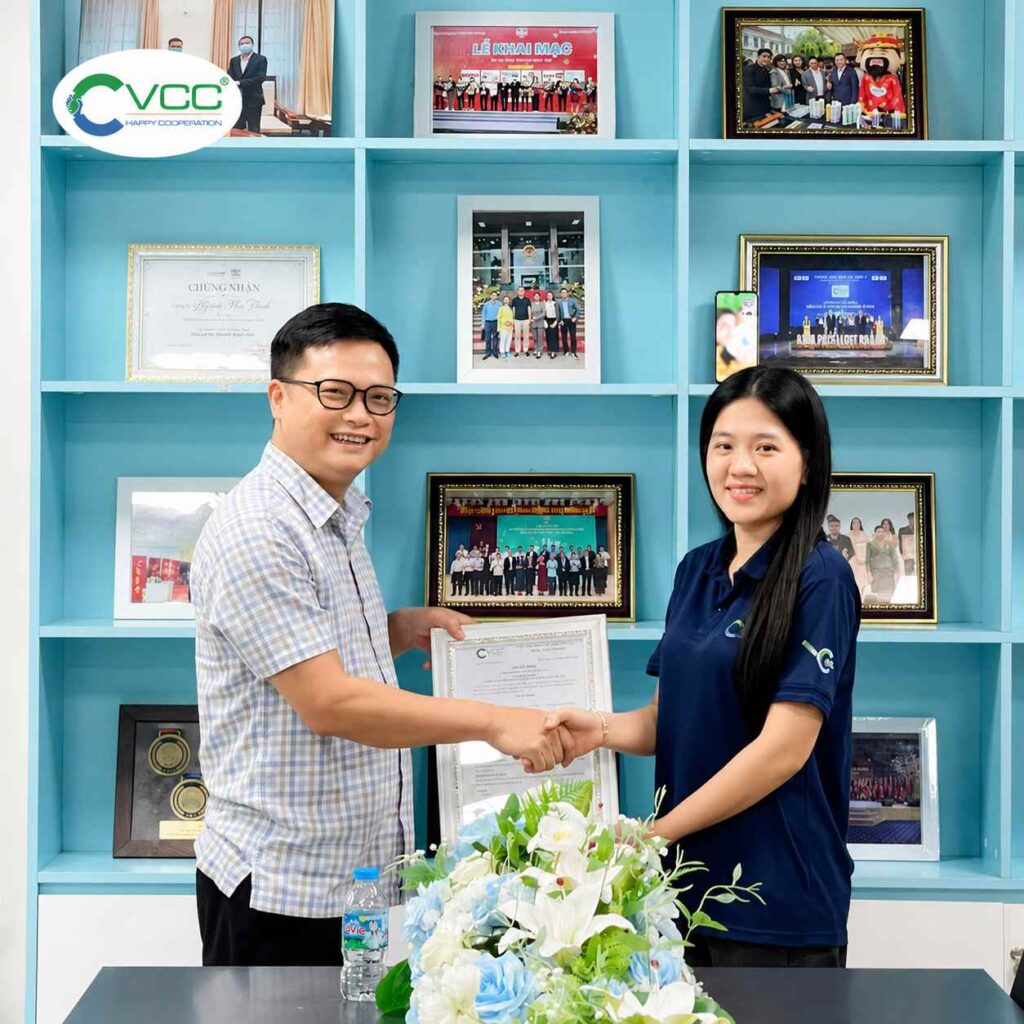 Đại Diện Ban Lãnh đạo Công Ty Vcc Trao Quyết định Bổ Nhiệm Nhân Sự Chủ Chốt Cho Bà Trần Thị Thùy Linh Giữ Chức Quyền Trưởng Phòng Hành Chính Nhân Sự  Vcc Sealant   Sản Xuất Phân Phối Keo Silicone Và Chất Kết Dính Chuyên Nghiệp