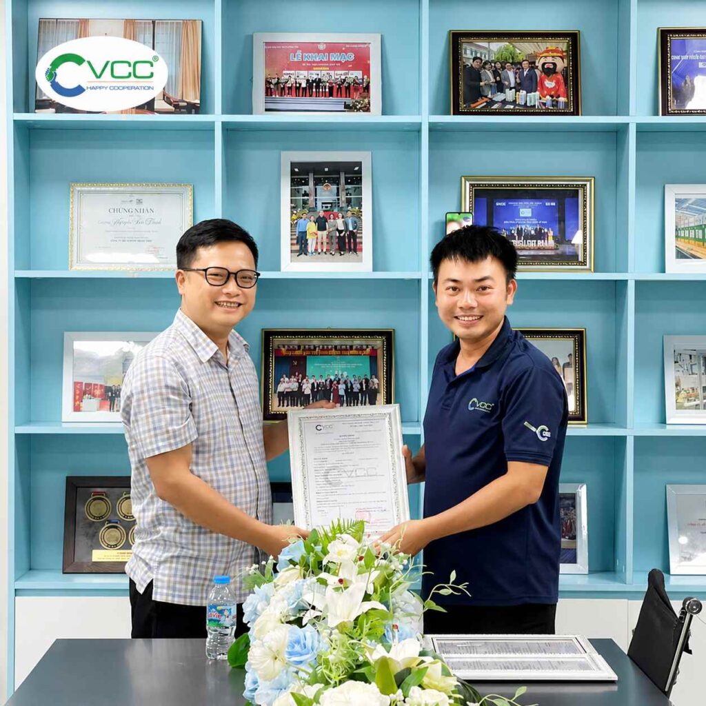 Đại Diện Ban Lãnh đạo Công Ty Vcc Trao Quyết định Bổ Nhiệm Nhân Sự Chủ Chốt Cho ông Vũ Văn Huy Giữ Chức Quyền Trưởng Phòng Kho Vận Và Điều Phối  Vcc Sealant   Sản Xuất Phân Phối Keo Silicone Và Chất Kết Dính Chuyên Nghiệp