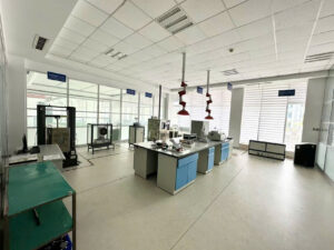 Phòng nghiên cứu và phát triển R&D hiện đại của Hualv và tập đoàn Huajian chuyên nghiên cứu công thức và kiểm thử chất lượng keo silicone.