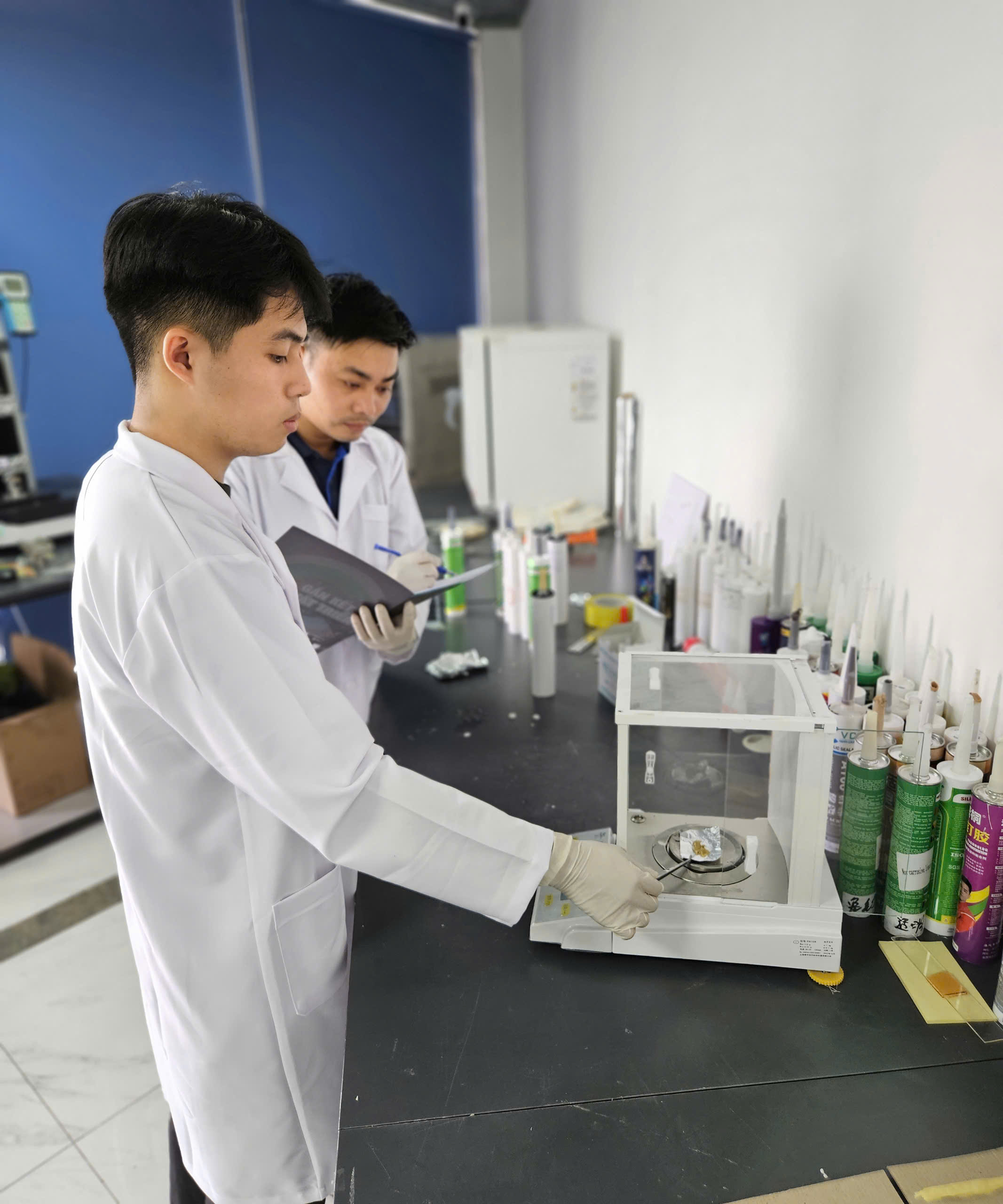 Quy trình định lượng nguyên liệu chuẩn xác tại R&D VCC » VCC Sealant - Sản xuất, phân phối keo silicone và chất kết dính chuyên nghiệp Kỹ Sư Vcc đang Vận Hành Cân Kỹ Thuật Chính Xác để định Lượng Nguyên Vật Liệu Polymer Tại Phòng Nghiên Cứu Và Phát Triển Rd Vcc Sealant Sản Xuất Phân Phối Keo Silicone Và Chất Kết Dính Chuyên Nghiệp