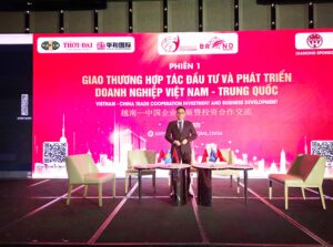 Chủ tịch VCC Nguyễn Văn Thành đứng trên sân khấu Phiên 1 hội nghị giao thương Việt Trung trong sự kiện APEC 2026