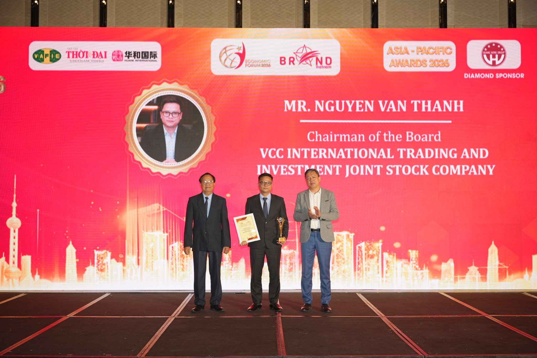 Thương hiệu VCC vinh dự nhận giải thưởng lớn tại APEC 2026 – VCC Sealant - Sản xuất, phân phối keo silicone và chất kết dính chuyên nghiệp Chủ Tịch Nguyễn Văn Thành Cầm Cúp Vàng Và Bằng Chứng Nhận Của Thương Hiệu Vcc Trên Sân Khấu Lớn Tại Hội Nghị Apec 2026 Vcc Sealant Sản Xuất Phân Phối Keo Silicone Và Chất Kết Dính Chuyên Nghiệp