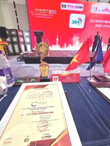 Bằng chứng nhận và cúp vàng Asia's Top Typical Enterprises 2026 của công ty VCC trên bàn VIP tại hội nghị Bắc Kinh