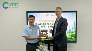 Đại diện nhà cung cấp vật liệu xanh VCC trao tặng món quà kỷ niệm cho ông Douglas Lee Snyder.