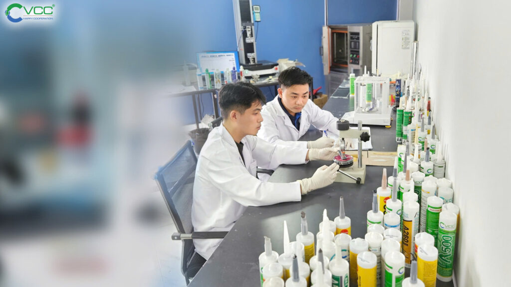 Hoạt động nghiên cứu công thức keo tại phòng R&D VCC » VCC Sealant - Sản xuất, phân phối keo silicone và chất kết dính chuyên nghiệp Kỹ Sư Phòng Rd Vcc đang Vận Hành Máy đo độ đùn Chảy Và Kiểm Tra Các Dòng Keo Silicone Vcc Tại Phòng Thí Nghiệm Vcc Sealant Sản Xuất Phân Phối Keo Silicone Và Chất Kết Dính Chuyên Nghiệp