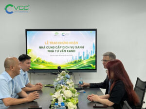 Đại diện VGBC và VCC thảo luận lộ trình phát triển bền vững của nhà cung cấp vật liệu xanh tại văn phòng công ty.