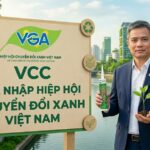 Đại Diện Vcc Giữ Chai Keo Silicone Trung Tính Vcc A500 Và Mầm Cây Bên Cạnh Bảng Công Bố Vcc Gia Nhập Hiệp Hội Chuyển đổi Xanh Việt Nam Vga  Vcc Sealant   Sản Xuất Phân Phối Keo Silicone Và Chất Kết Dính Chuyên Nghiệp