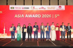 Chủ tịch Nguyễn Văn Thành đại diện Thương hiệu VCC nhận giải trên sân khấu tập thể Asia Award 2026 tại hội nghị APEC 2026