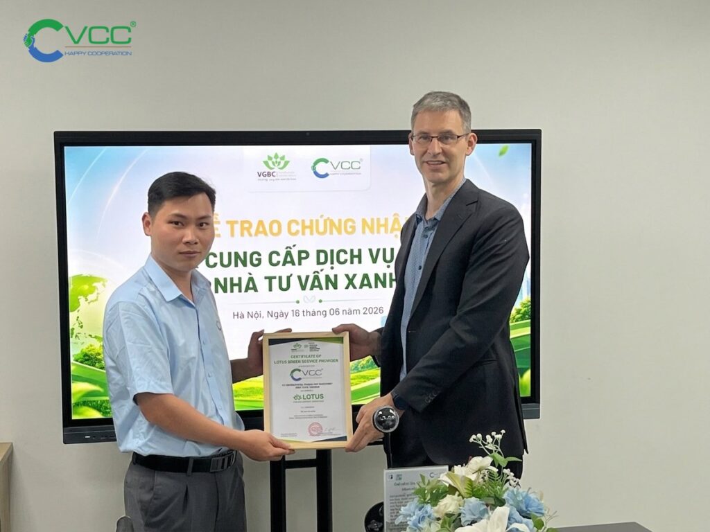 Đích Thân ông Douglas Lee Snyder Trao Chứng Nhận Lotus Cho đại Diện Nhà Cung Cấp Vật Liệu Xanh Vcc  Vcc Sealant   Sản Xuất Phân Phối Keo Silicone Và Chất Kết Dính Chuyên Nghiệp