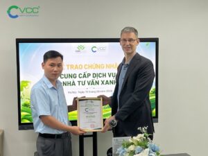 Đích thân ông Douglas Lee Snyder trao chứng nhận LOTUS cho đại diện nhà cung cấp vật liệu xanh VCC.