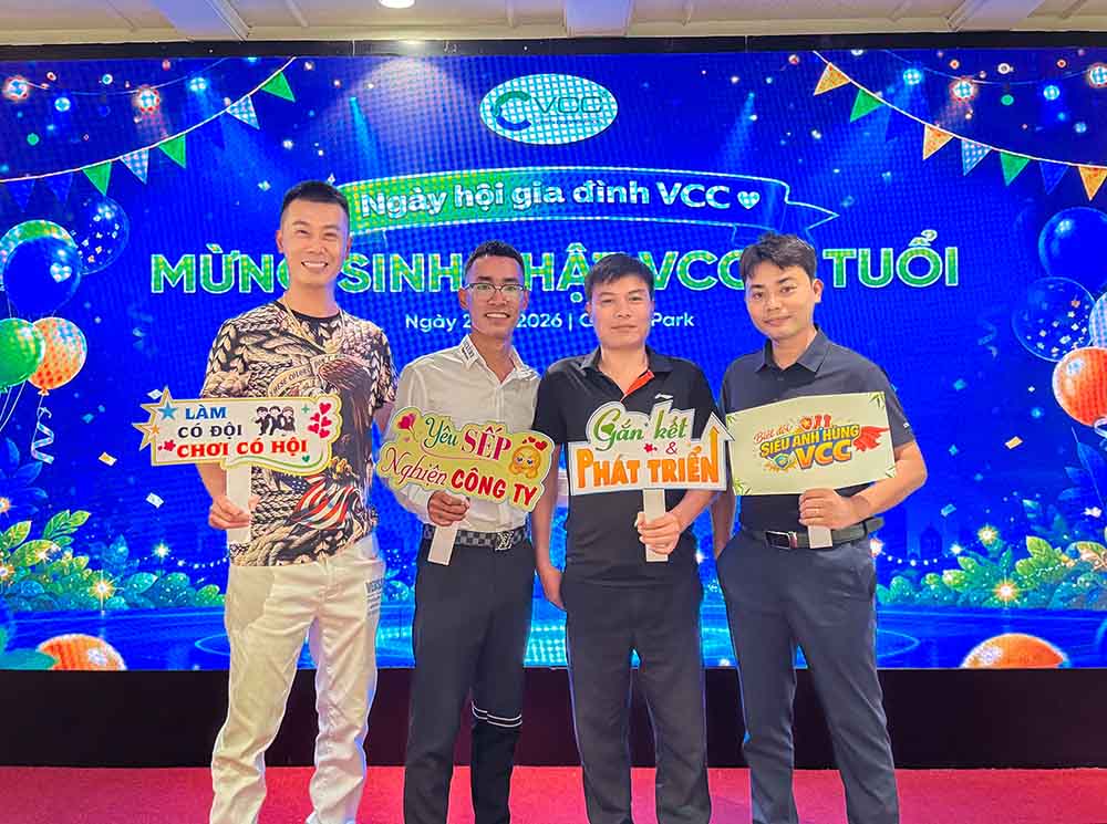 Bốn Nam Nhân Viên Tươi Cười Cầm Các Bảng Hashtag yêu Sếp Nghiện Công Ty Và gắn Kết Phát Triển Tại Sự Kiện Kỷ Niệm Thành Lập Vcc 6 Tuổi  Vcc Sealant   Sản Xuất Phân Phối Keo Silicone Và Chất Kết Dính Chuyên Nghiệp