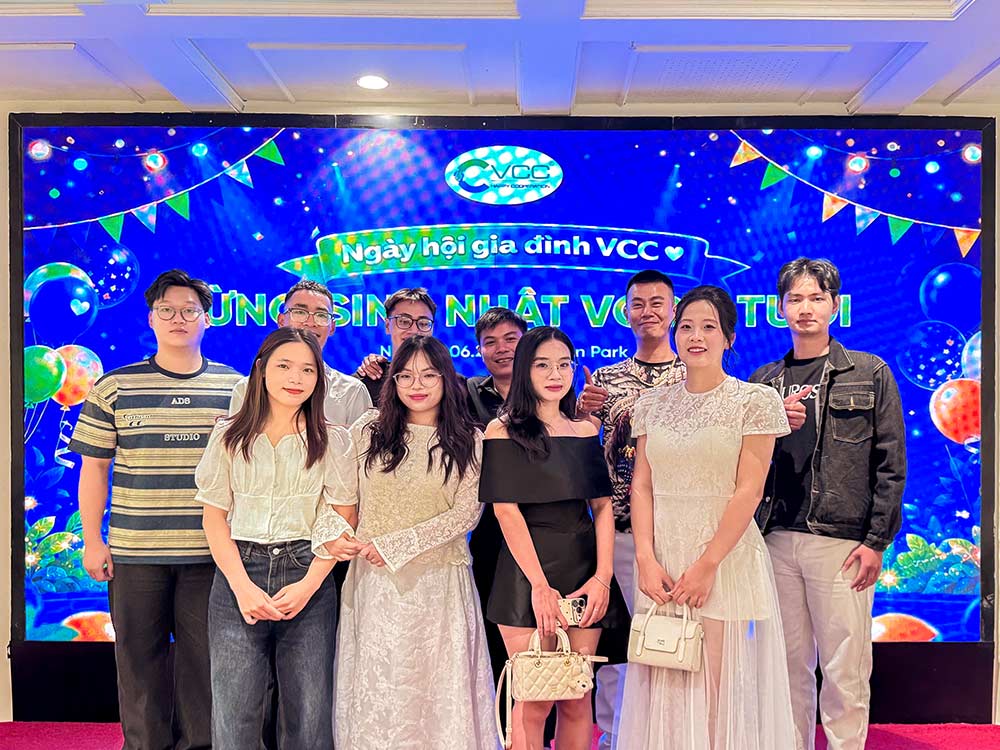 Đội Ngũ Cán Bộ Nhân Viên Trẻ Trung Của Vcc Rạng Rỡ Chụp ảnh Tập Thể Tại Sân Khấu Sự Kiện Kỷ Niệm Thành Lập Công Ty 6 Tuổi  Vcc Sealant   Sản Xuất Phân Phối Keo Silicone Và Chất Kết Dính Chuyên Nghiệp
