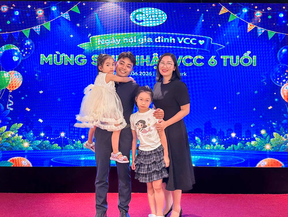 Gia đình 4 Người Của Nhân Viên Tươi Tắn Chụp ảnh Kỷ Niệm Trước Phông Nền Sân Khấu Ngày Hội Gia đình Mừng Kỷ Niệm Thành Lập Vcc 6 Tuổi  Vcc Sealant   Sản Xuất Phân Phối Keo Silicone Và Chất Kết Dính Chuyên Nghiệp